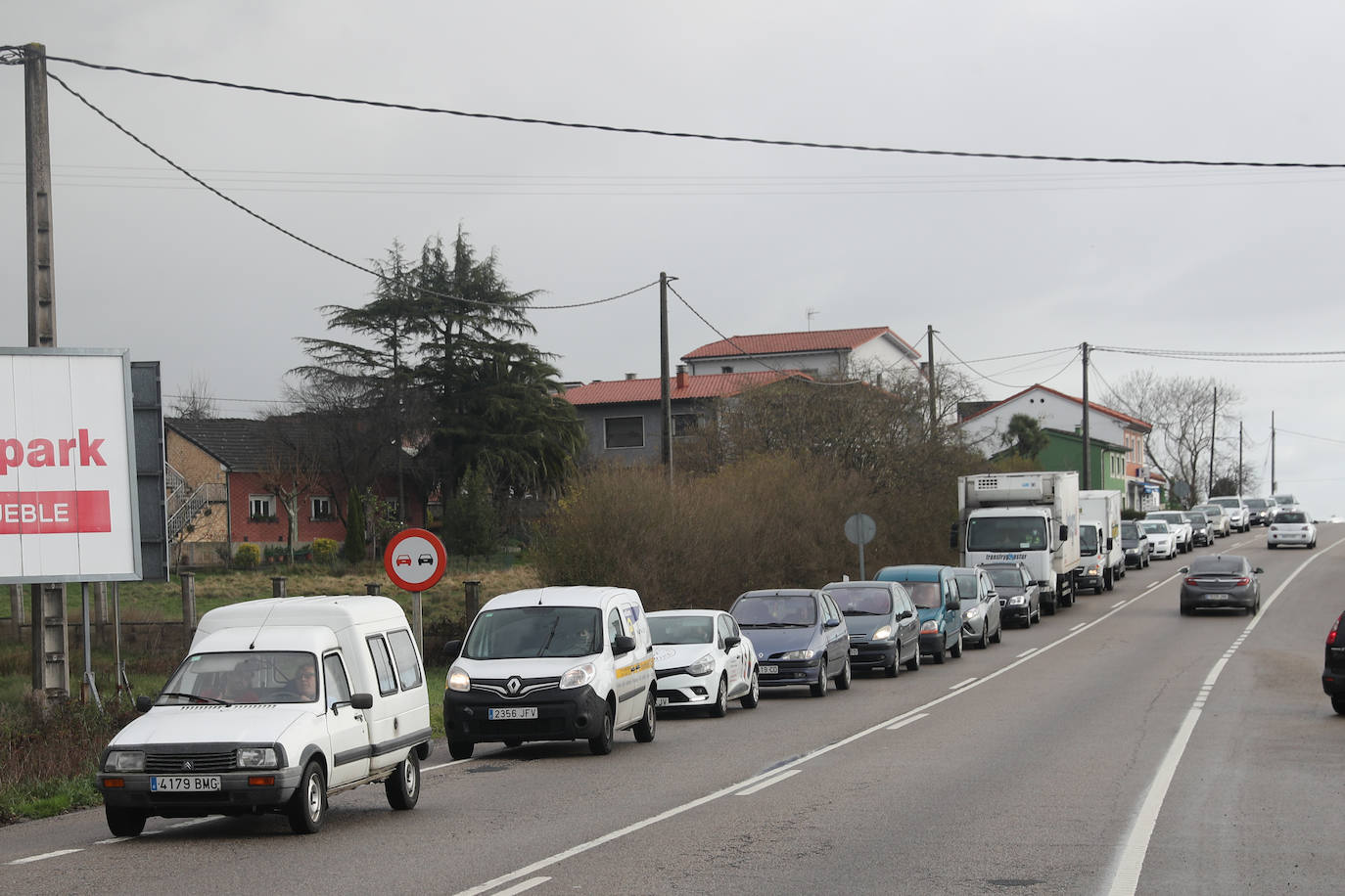 Un hombre ha resultado herido este viernes al chocar el coche que conducía contra otro vehículo. 