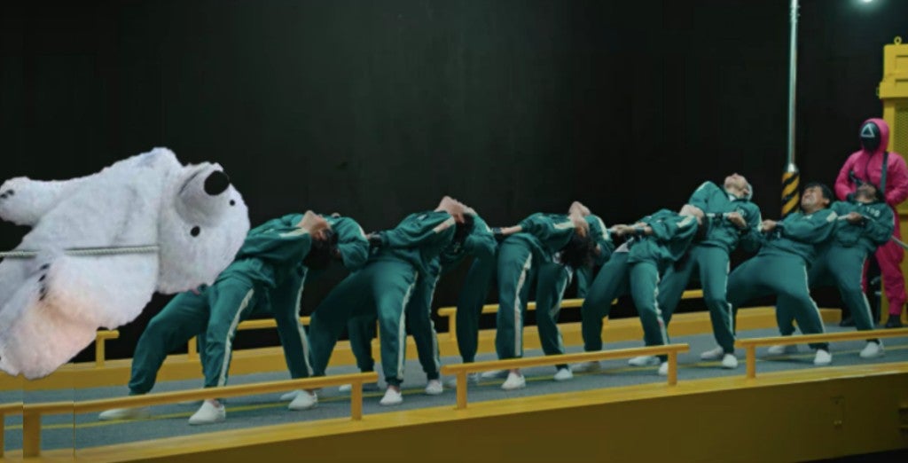 La cabalgata de Reyes Magos de Cádiz ha dado mucho que hablar por culpa de un inesperado protagonista: un oso polar que resultó 'accidentado'. El disfraz tenía la cabeza girada durante el desfile, lo que ha provocado numerosos comentarios y memes. 