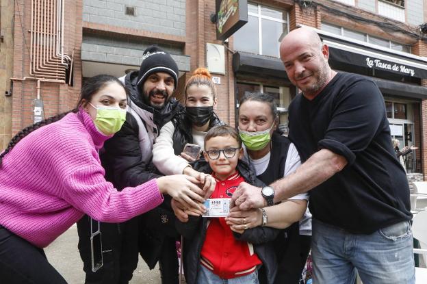 Naty, David y Disney, hijos y nuera de Mary y Gerardo, con Ian, el pequeño de la familia, que sostiene uno de los décimos premiados. 