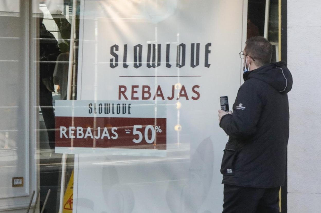 Un comercio de la zona del Parchís se prepara para las rebajas que empiezan hoy. 