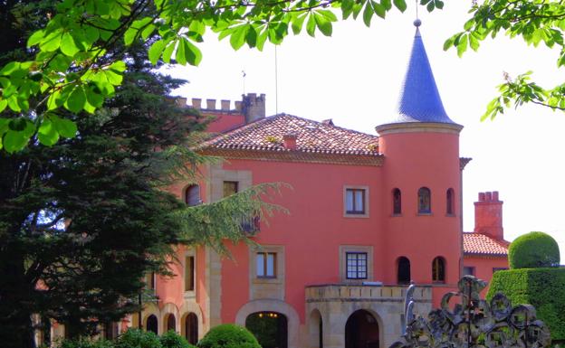 Palacete de aire medieval donde se alojan las colecciones temporales del museo, visto desde el jardín con el enorme cedro del Atlas a la izquierda y la topiaria de boj tras la escultura de Maojo.