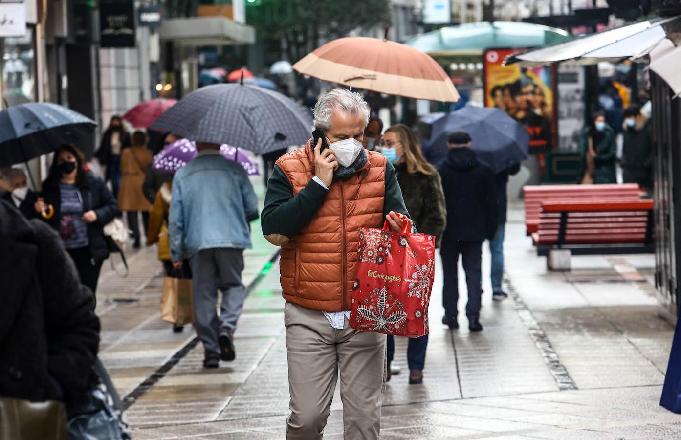 La de este 7 de enero ha sido una primera jornada de rebajas atípica. Por lo general, en las calles de las ciudades asturianas o en los centros comerciales de la región, no se han registrado grandes aglomeraciones. Estos descuentos que llegan después de Reyes han estado más protagonizados por las devoluciones que por las compras, recibidos con poco entusiamo por parte de los clientes.