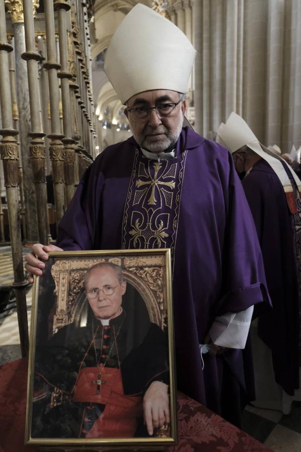 El cuerpo del llanerense Francisco Álvarez, cardenal y arzobispo emérito de Toledo, descansa ya en la Capilla de la Descensión de la catedral toledana. A la solemne misa de exequias presidida por el actual arzobispo de Toledo, Francisco Cerro Chaves, participaron cuatro cardenales –su sucesor, Antonio Cañizares, además de Juan José Omeya, Ricardo Blázquez y Carlos Osoro– así como una nutrida representación de arzobispos, obispos y sacerdotes procedentes de diferentes partes del país. Entre ellos, Jesús Sanz Montes, en representación el Arzobispado de Oviedo.