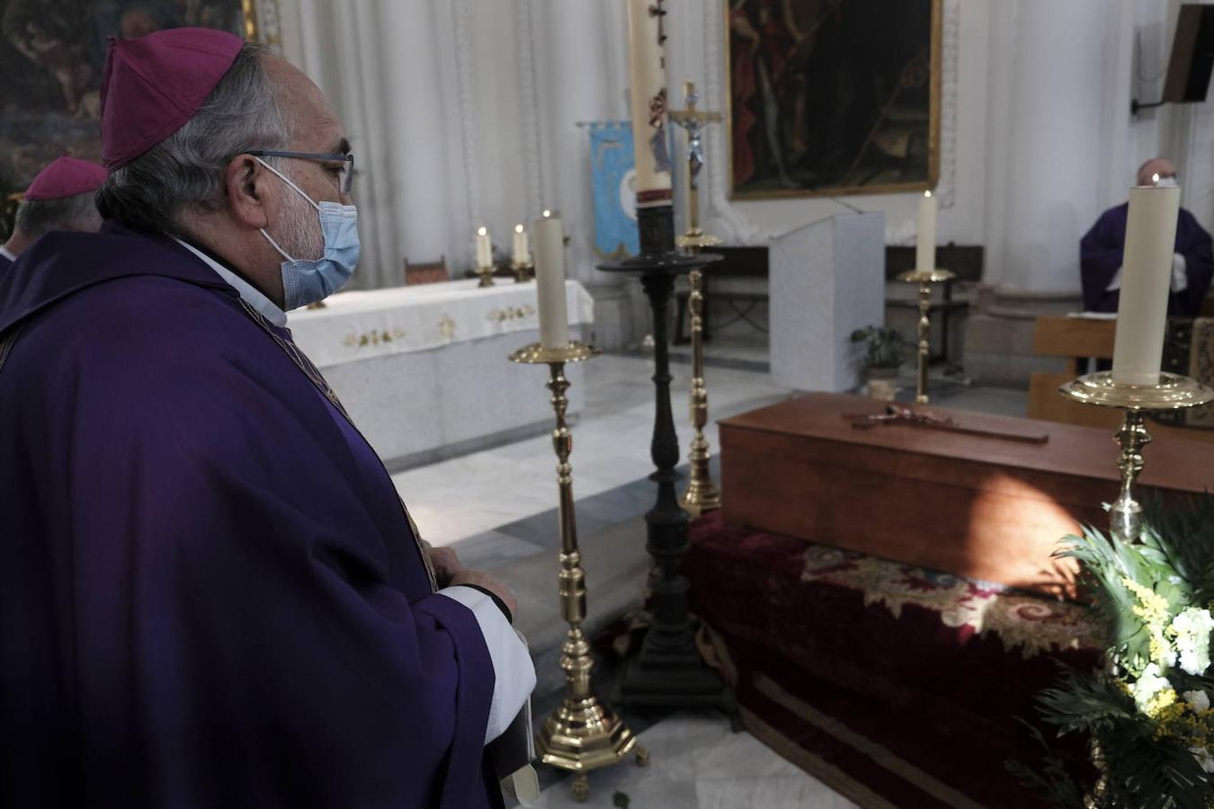 El cuerpo del llanerense Francisco Álvarez, cardenal y arzobispo emérito de Toledo, descansa ya en la Capilla de la Descensión de la catedral toledana. A la solemne misa de exequias presidida por el actual arzobispo de Toledo, Francisco Cerro Chaves, participaron cuatro cardenales –su sucesor, Antonio Cañizares, además de Juan José Omeya, Ricardo Blázquez y Carlos Osoro– así como una nutrida representación de arzobispos, obispos y sacerdotes procedentes de diferentes partes del país. Entre ellos, Jesús Sanz Montes, en representación el Arzobispado de Oviedo.