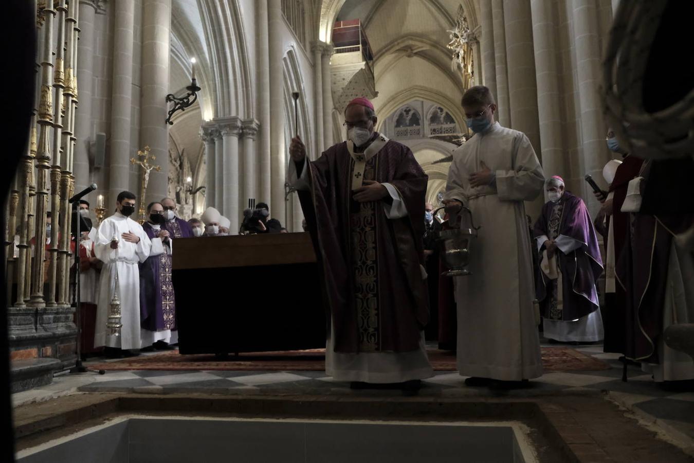 El cuerpo del llanerense Francisco Álvarez, cardenal y arzobispo emérito de Toledo, descansa ya en la Capilla de la Descensión de la catedral toledana. A la solemne misa de exequias presidida por el actual arzobispo de Toledo, Francisco Cerro Chaves, participaron cuatro cardenales –su sucesor, Antonio Cañizares, además de Juan José Omeya, Ricardo Blázquez y Carlos Osoro– así como una nutrida representación de arzobispos, obispos y sacerdotes procedentes de diferentes partes del país. Entre ellos, Jesús Sanz Montes, en representación el Arzobispado de Oviedo.