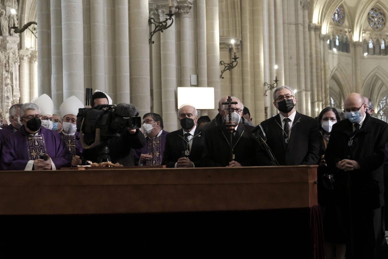 El cuerpo del llanerense Francisco Álvarez, cardenal y arzobispo emérito de Toledo, descansa ya en la Capilla de la Descensión de la catedral toledana. A la solemne misa de exequias presidida por el actual arzobispo de Toledo, Francisco Cerro Chaves, participaron cuatro cardenales –su sucesor, Antonio Cañizares, además de Juan José Omeya, Ricardo Blázquez y Carlos Osoro– así como una nutrida representación de arzobispos, obispos y sacerdotes procedentes de diferentes partes del país. Entre ellos, Jesús Sanz Montes, en representación el Arzobispado de Oviedo.