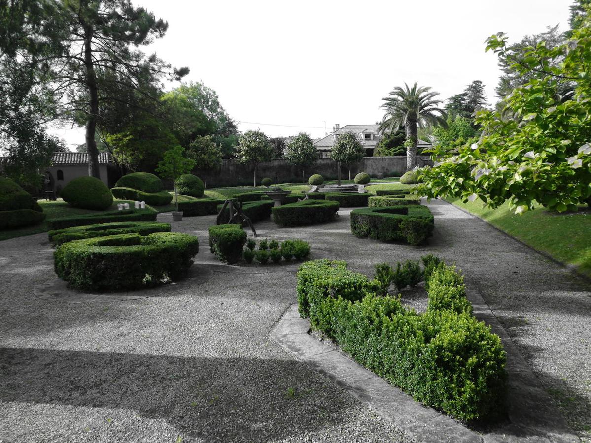 El jardín de la finca La Redonda se trata del principal jardín escultórico de Asturias lo que le imprime también ese salto cualitativo, con destacables obras de artistas como Maojo o Camín, el cual ya ha sido varias veces calificado por autoridades en la materia, como los geógrafos Ramón Alvargonzález y Rodrigo Álvarez Brecht, como el más rico y espectacular de la parroquia de Somió (Gijón), tanto por su dilatada historia, como por su diseño y su variedad botánica; a lo que hay que añadir la antigüedad de un centenar de ejemplares que superan o se aproximan al siglo de vida.
