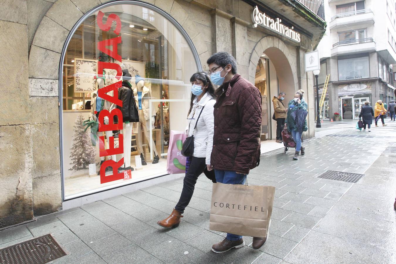 La de este 7 de enero ha sido una primera jornada de rebajas atípica. Por lo general, en las calles de las ciudades asturianas o en los centros comerciales de la región, no se han registrado grandes aglomeraciones. Estos descuentos que llegan después de Reyes han estado más protagonizados por las devoluciones que por las compras, recibidos con poco entusiamo por parte de los clientes.