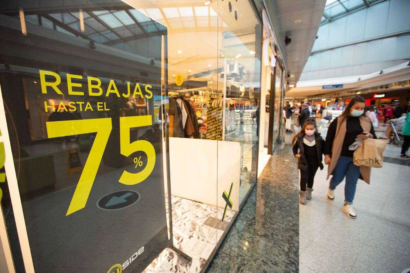 La de este 7 de enero ha sido una primera jornada de rebajas atípica. Por lo general, en las calles de las ciudades asturianas o en los centros comerciales de la región, no se han registrado grandes aglomeraciones. Estos descuentos que llegan después de Reyes han estado más protagonizados por las devoluciones que por las compras, recibidos con poco entusiamo por parte de los clientes.