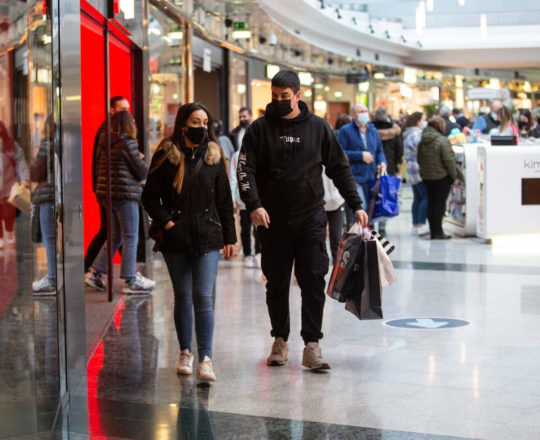 La de este 7 de enero ha sido una primera jornada de rebajas atípica. Por lo general, en las calles de las ciudades asturianas o en los centros comerciales de la región, no se han registrado grandes aglomeraciones. Estos descuentos que llegan después de Reyes han estado más protagonizados por las devoluciones que por las compras, recibidos con poco entusiamo por parte de los clientes.