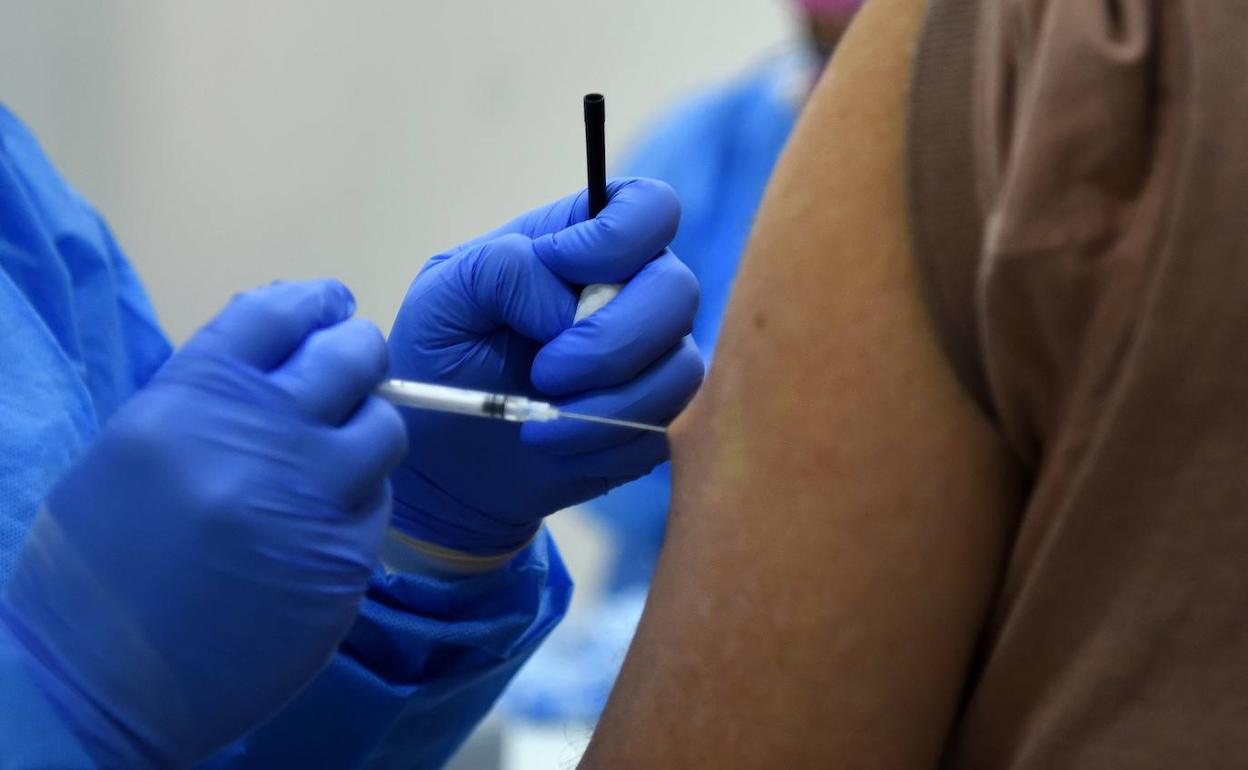 Una mujer se infecta con tres virus a la vez, uno de ellos covid