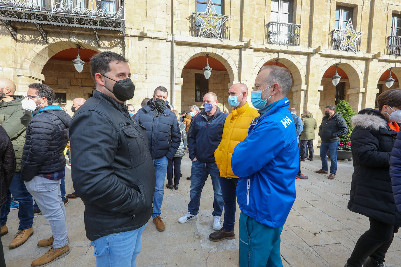 Más de medio millar de trabajadores de Alu Ibérica y sus familiares se han agolpado frente al Ayuntamiento de Avilés para exigir la intervención de la Sociedad Estatal de Participaciones Industriales (SEPI) y exigir que se paralicen el ERE