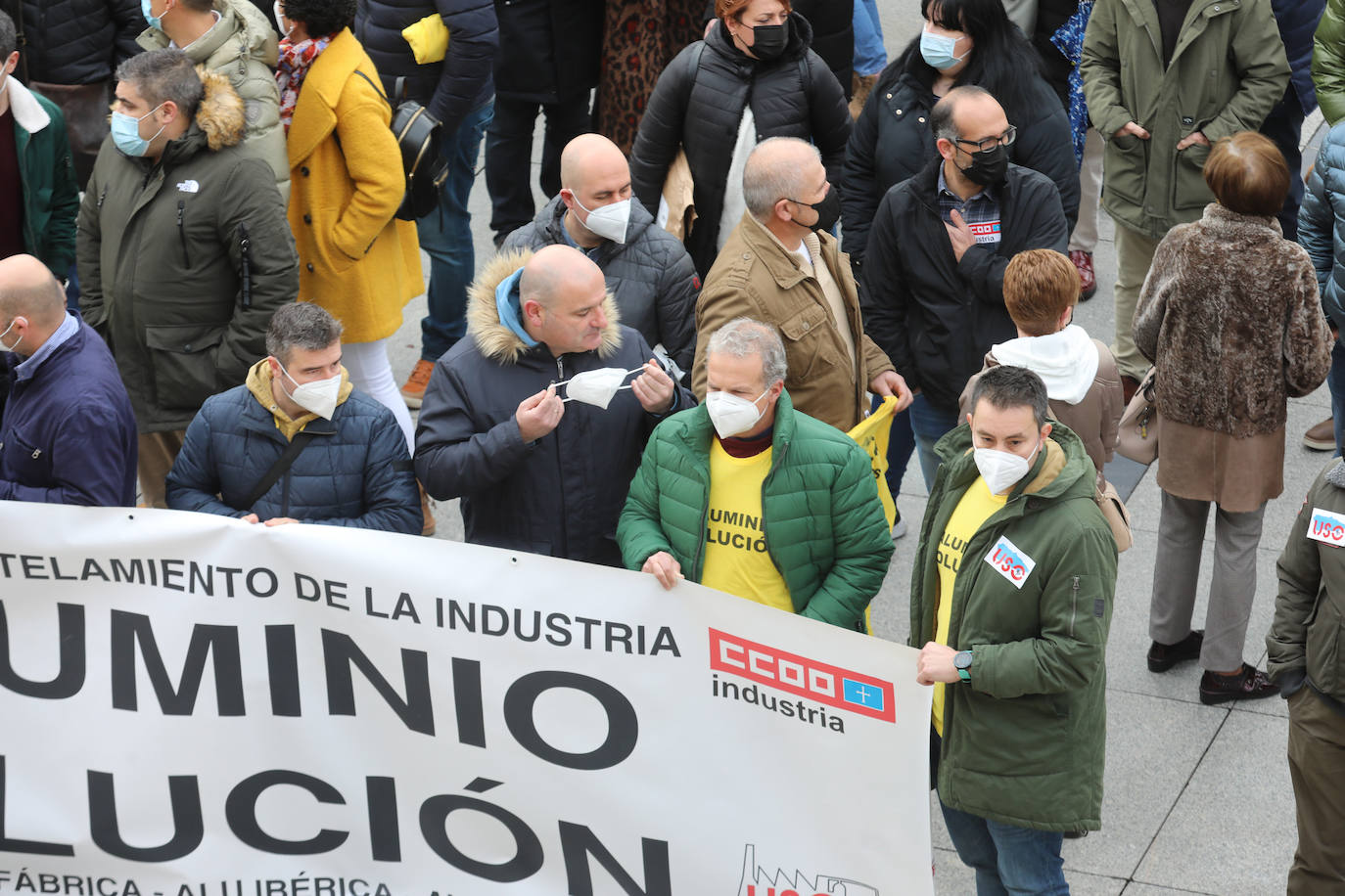 Más de medio millar de trabajadores de Alu Ibérica y sus familiares se han agolpado frente al Ayuntamiento de Avilés para exigir la intervención de la Sociedad Estatal de Participaciones Industriales (SEPI) y exigir que se paralicen el ERE