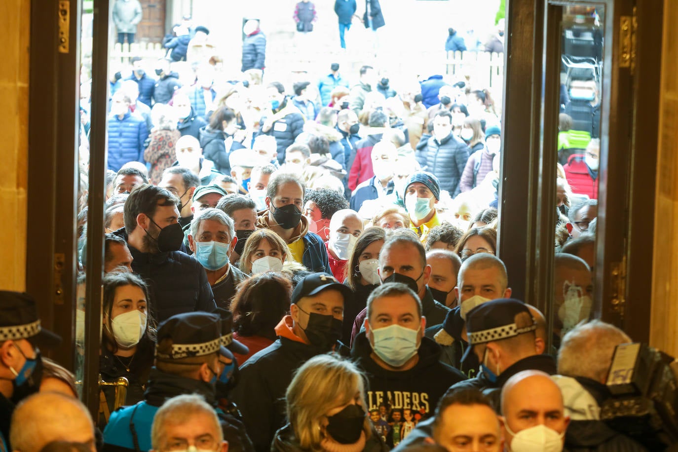 Más de medio millar de trabajadores de Alu Ibérica y sus familiares se han agolpado frente al Ayuntamiento de Avilés para exigir la intervención de la Sociedad Estatal de Participaciones Industriales (SEPI) y exigir que se paralicen el ERE