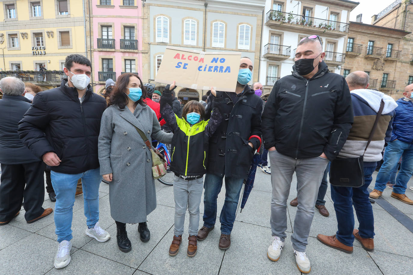 Más de medio millar de trabajadores de Alu Ibérica y sus familiares se han agolpado frente al Ayuntamiento de Avilés para exigir la intervención de la Sociedad Estatal de Participaciones Industriales (SEPI) y exigir que se paralicen el ERE