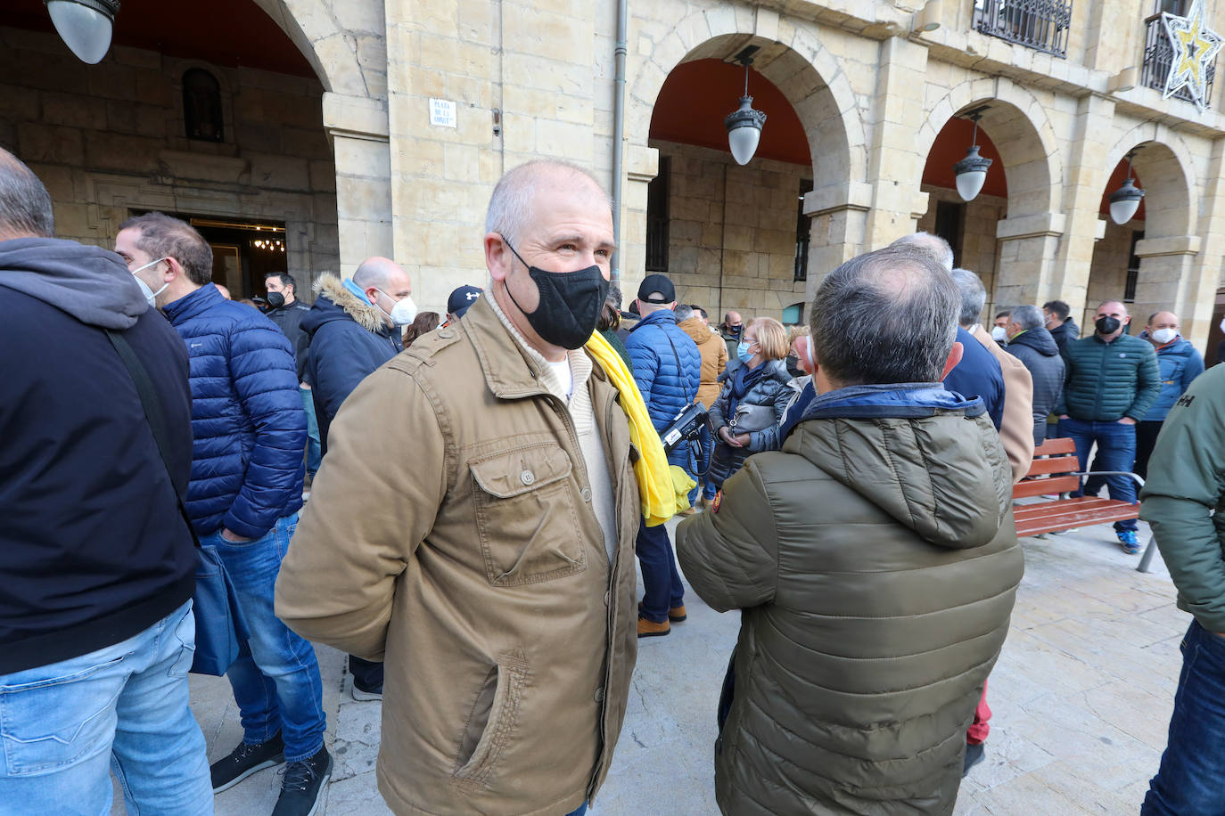 Más de medio millar de trabajadores de Alu Ibérica y sus familiares se han agolpado frente al Ayuntamiento de Avilés para exigir la intervención de la Sociedad Estatal de Participaciones Industriales (SEPI) y exigir que se paralicen el ERE
