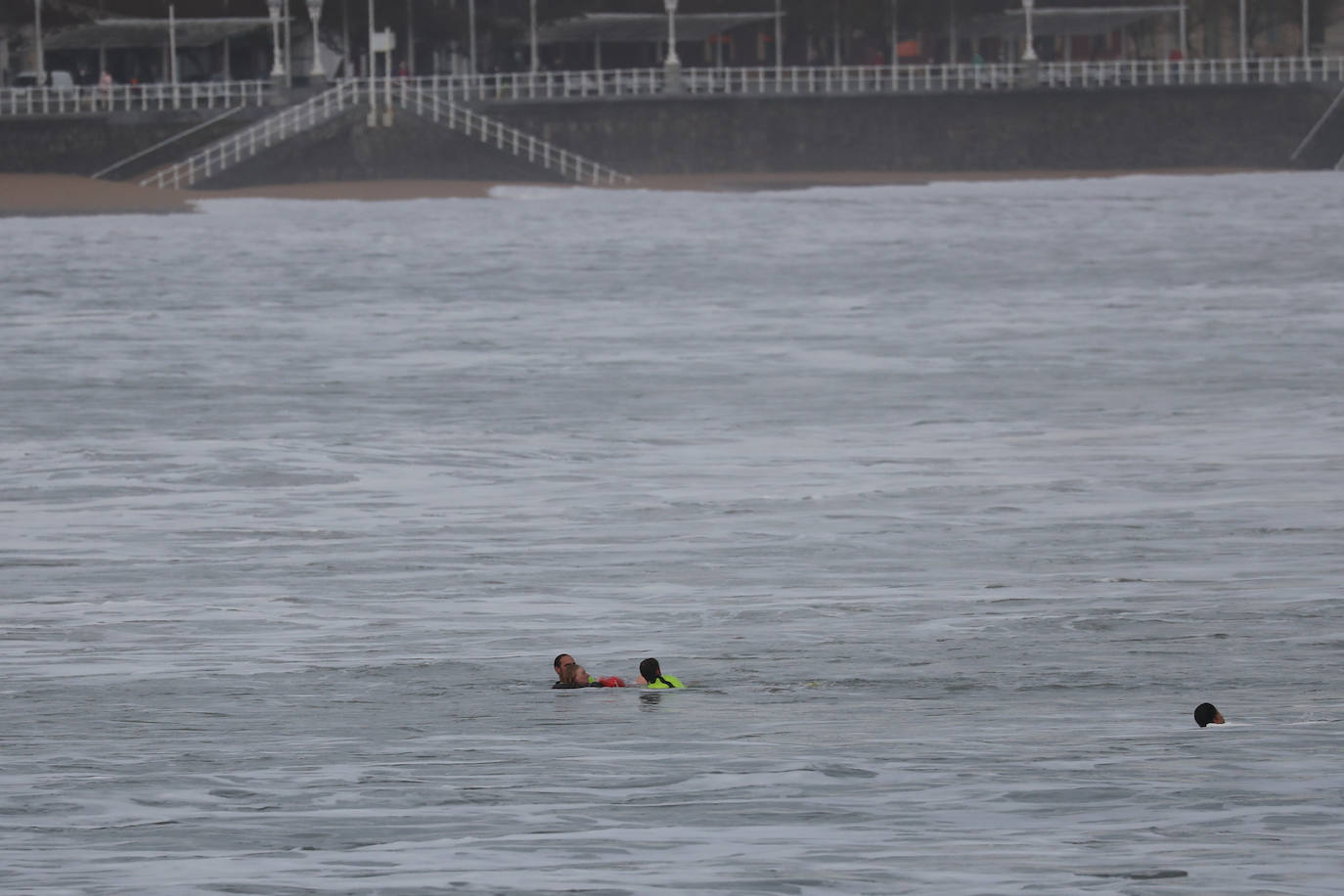 Efectivos del Helimer de Salvamento Maritimo han rescatado a una mujer que se encontró atrapada por la corriente en la playa gijonesa de San Lorenzo. 
