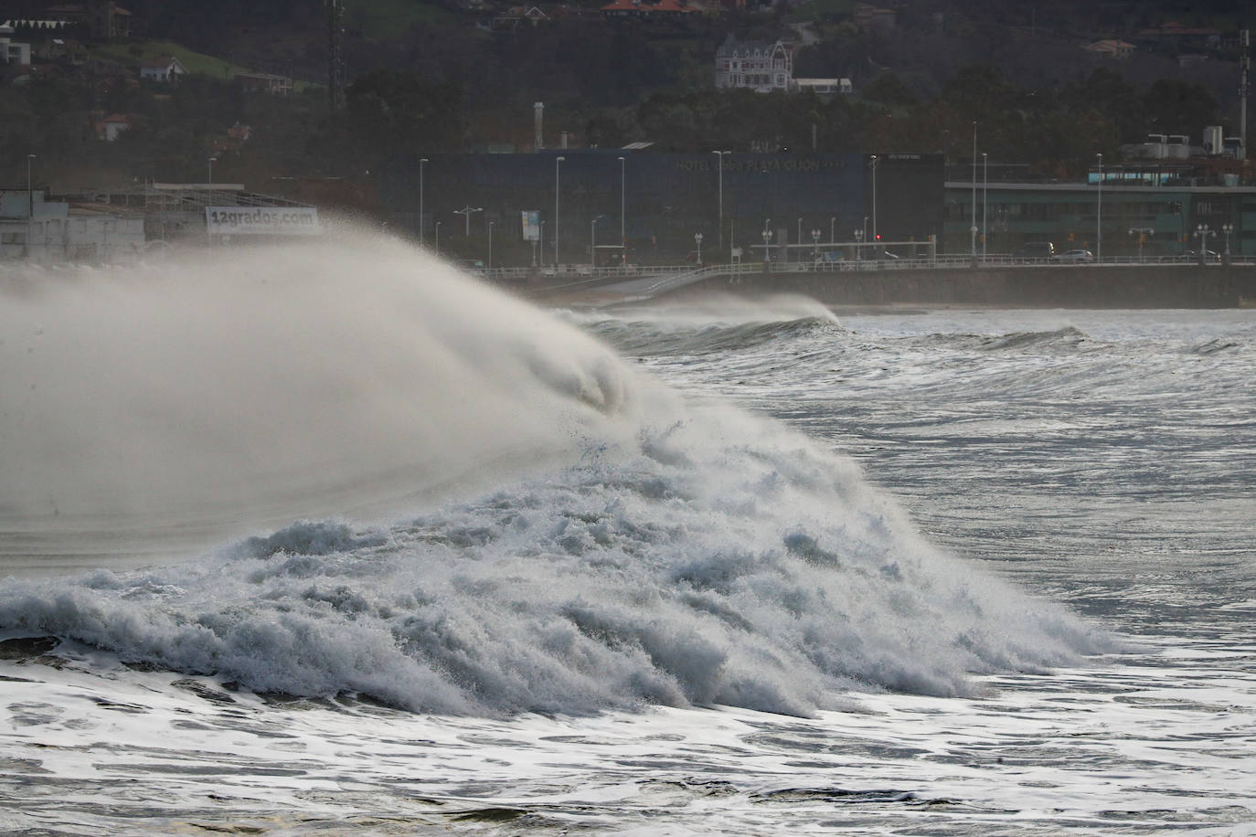 Efectivos del Helimer de Salvamento Maritimo han rescatado a una mujer que se encontró atrapada por la corriente en la playa gijonesa de San Lorenzo. 