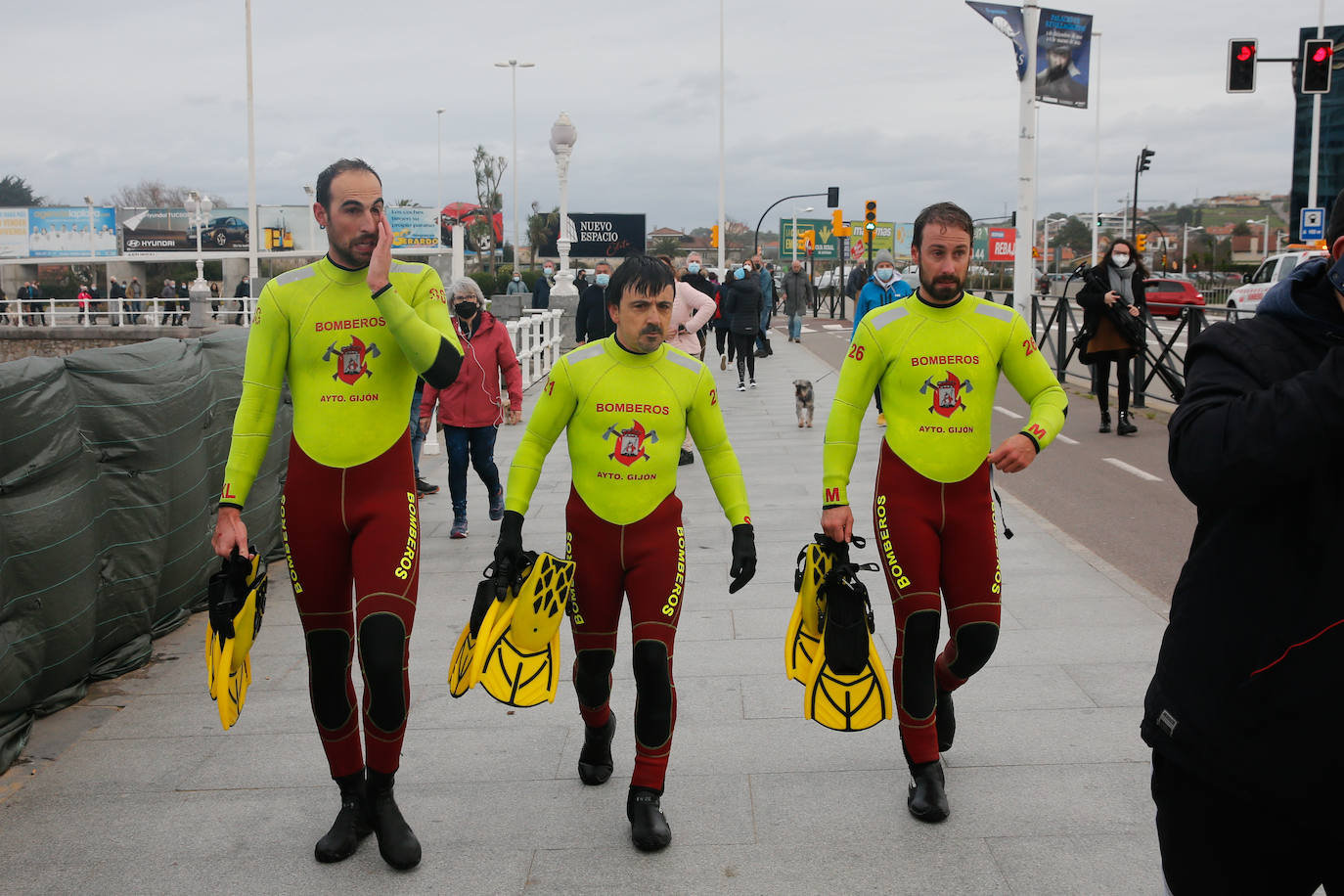 Efectivos del Helimer de Salvamento Maritimo han rescatado a una mujer que se encontró atrapada por la corriente en la playa gijonesa de San Lorenzo. 