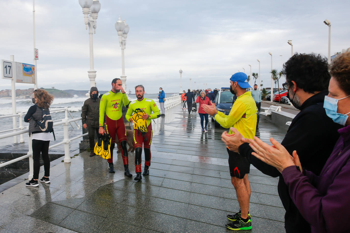 Efectivos del Helimer de Salvamento Maritimo han rescatado a una mujer que se encontró atrapada por la corriente en la playa gijonesa de San Lorenzo. 