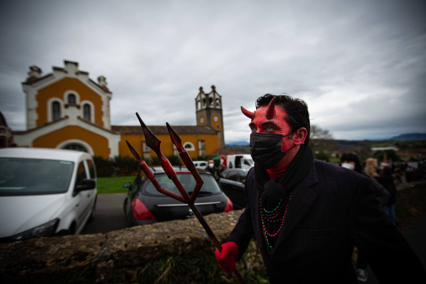 'Domingo de Sidros y Comedies' en Valdesoto después de un año de parón. Esta popular mazcarada sierense, declarada Bien de Interés Cultural (BIC), fue rescatada por la asociación 'El Cencerro' para recuperar las risas del público en directo gracias al recorrido satírico que realiza por la actualidad nacional y regional.