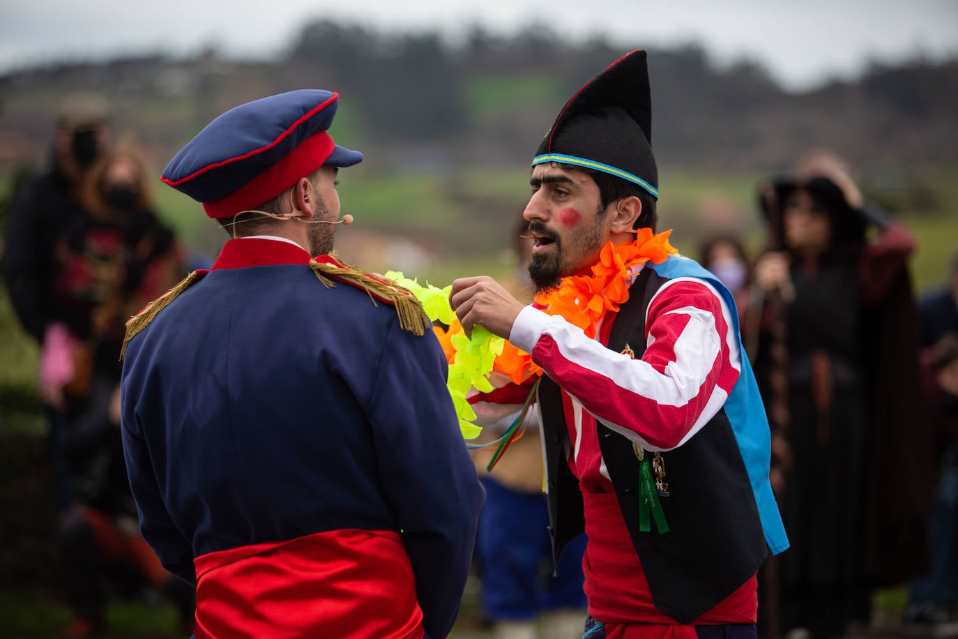 'Domingo de Sidros y Comedies' en Valdesoto después de un año de parón. Esta popular mazcarada sierense, declarada Bien de Interés Cultural (BIC), fue rescatada por la asociación 'El Cencerro' para recuperar las risas del público en directo gracias al recorrido satírico que realiza por la actualidad nacional y regional.