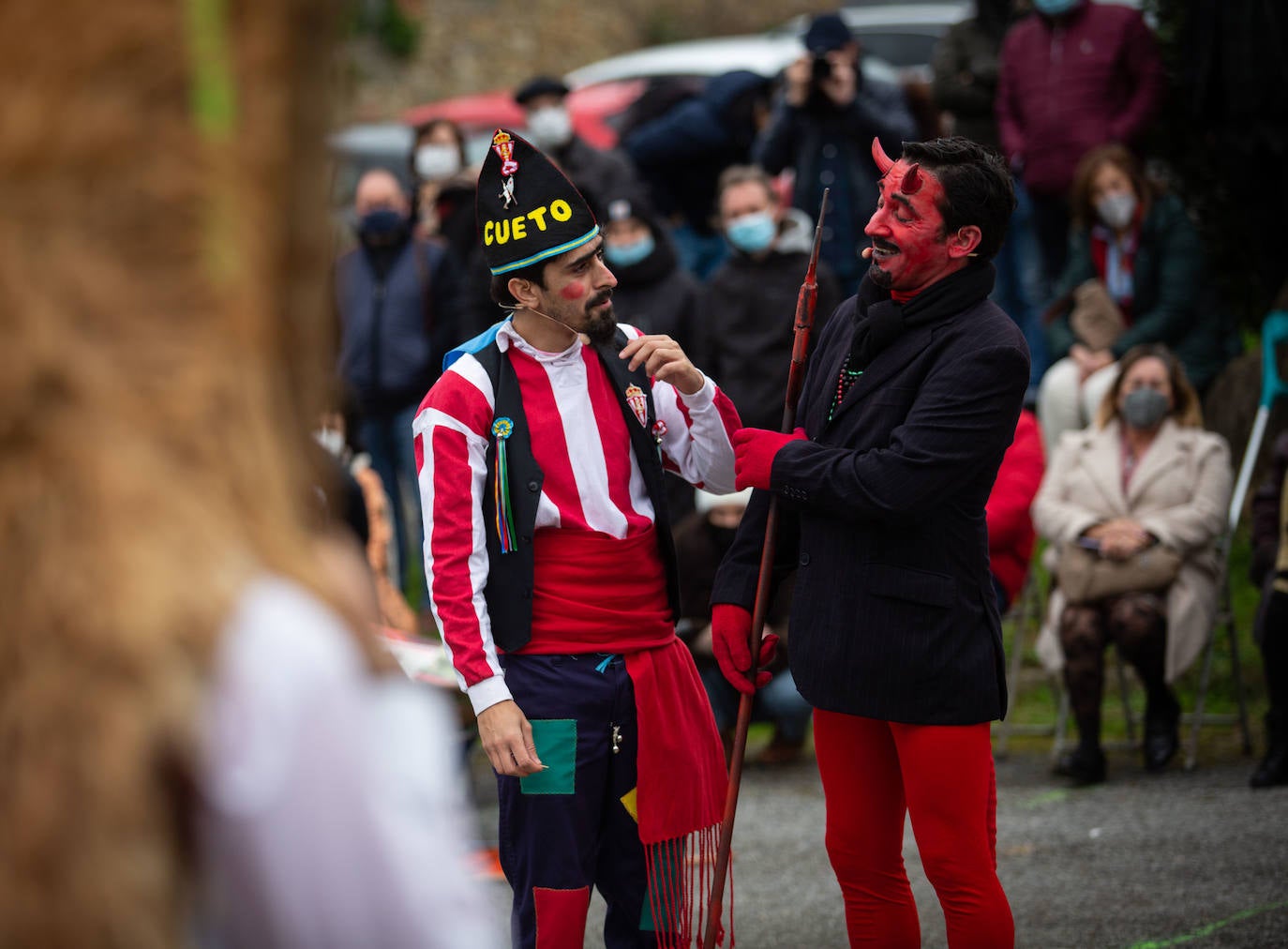 'Domingo de Sidros y Comedies' en Valdesoto después de un año de parón. Esta popular mazcarada sierense, declarada Bien de Interés Cultural (BIC), fue rescatada por la asociación 'El Cencerro' para recuperar las risas del público en directo gracias al recorrido satírico que realiza por la actualidad nacional y regional.