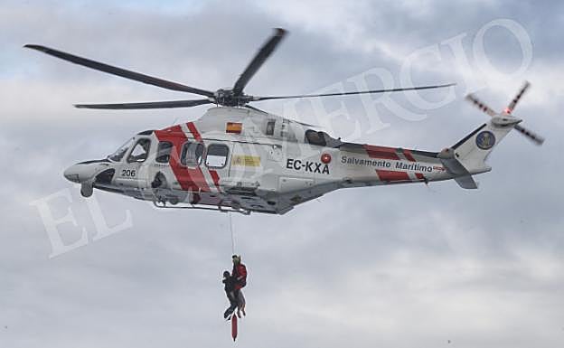 Salvamento Marítimo eleva a la mujer en helicóptero 