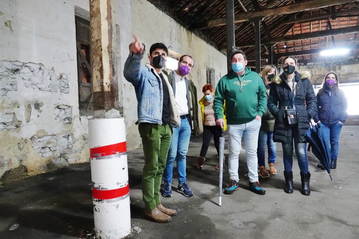 El artista Rodrigo Cuevas y miembros de la Corporación piloñesa analizan el edificio. 