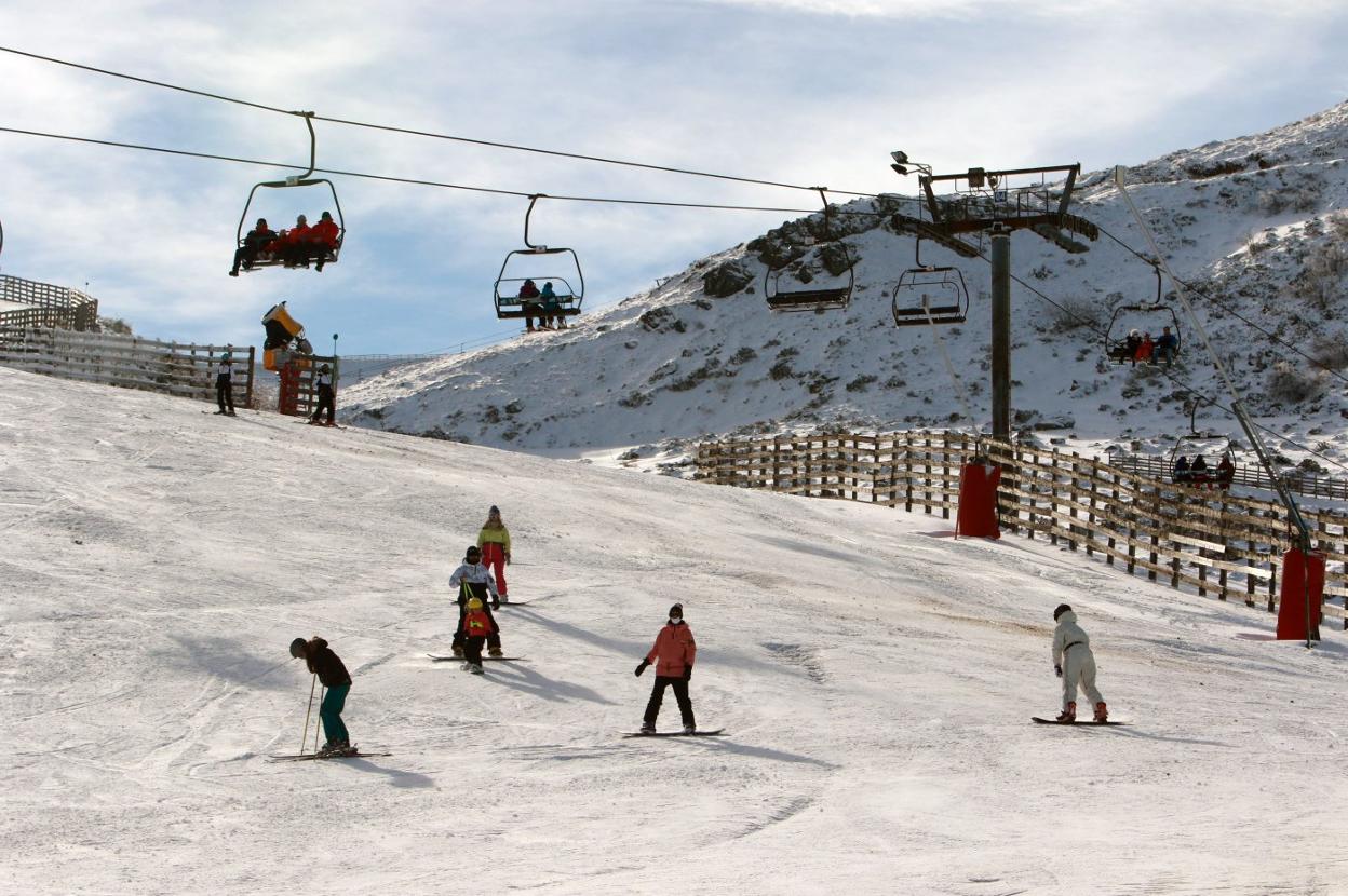 Usuarios de la estación invernal lenense de Valgrande-Pajares durante el fin de semana. 