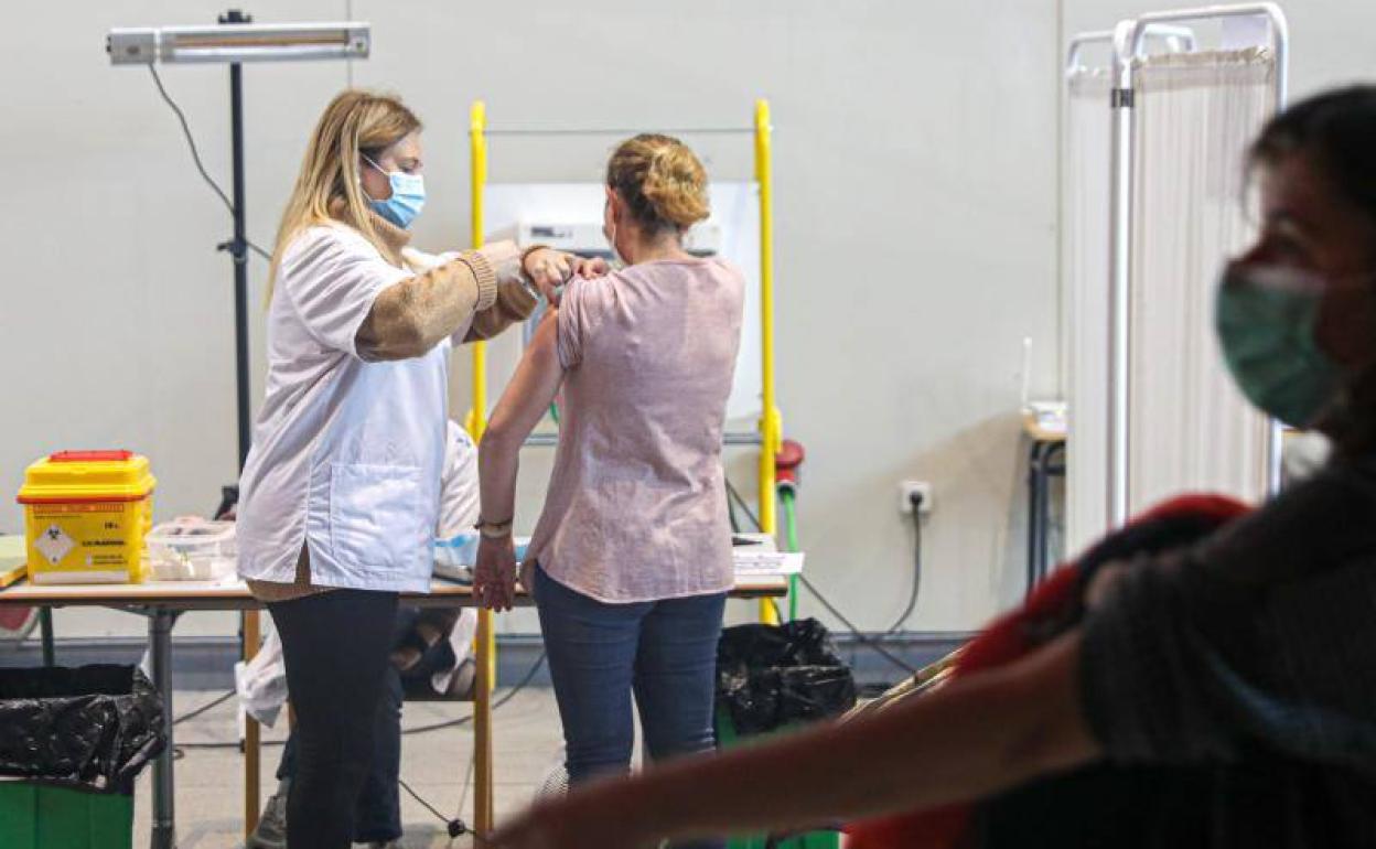 Un momento de la vacunación de este fin de semana en el Palacio de Deportes de Gijón.
