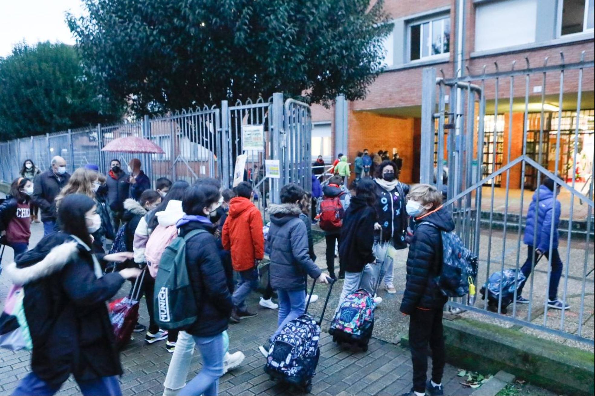 Entrada de alumnos, esta mañana, al colegio de Laviada, en Gijón. 