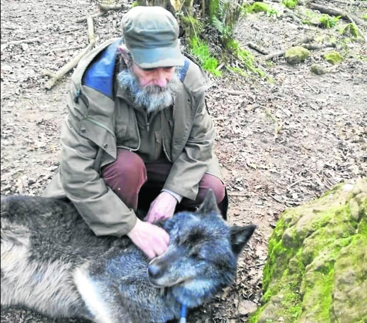 Ernesto Junco acaricia a 'Yucón', uno de los lobos que aún sigue en las instalaciones de La Grandera.