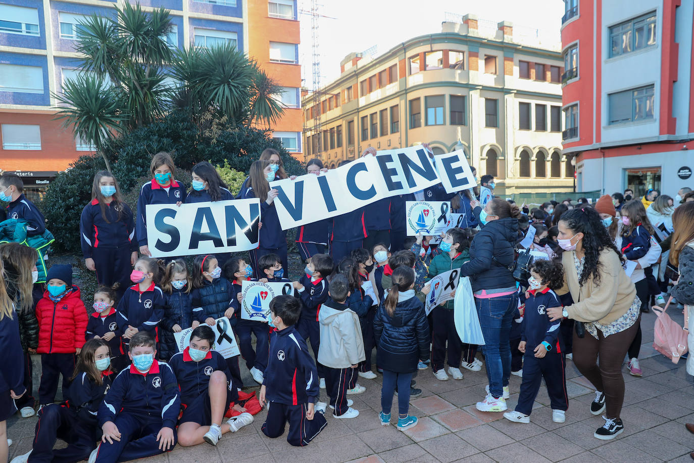 La comunidad educativa del colegio San Vicente de Paúl de Gijón ha reivindicado unida, en un encuentro organizado por EL COMERCIO, una solución urgente para que los alumnos del centro concertado puedan volver a las clases presenciales