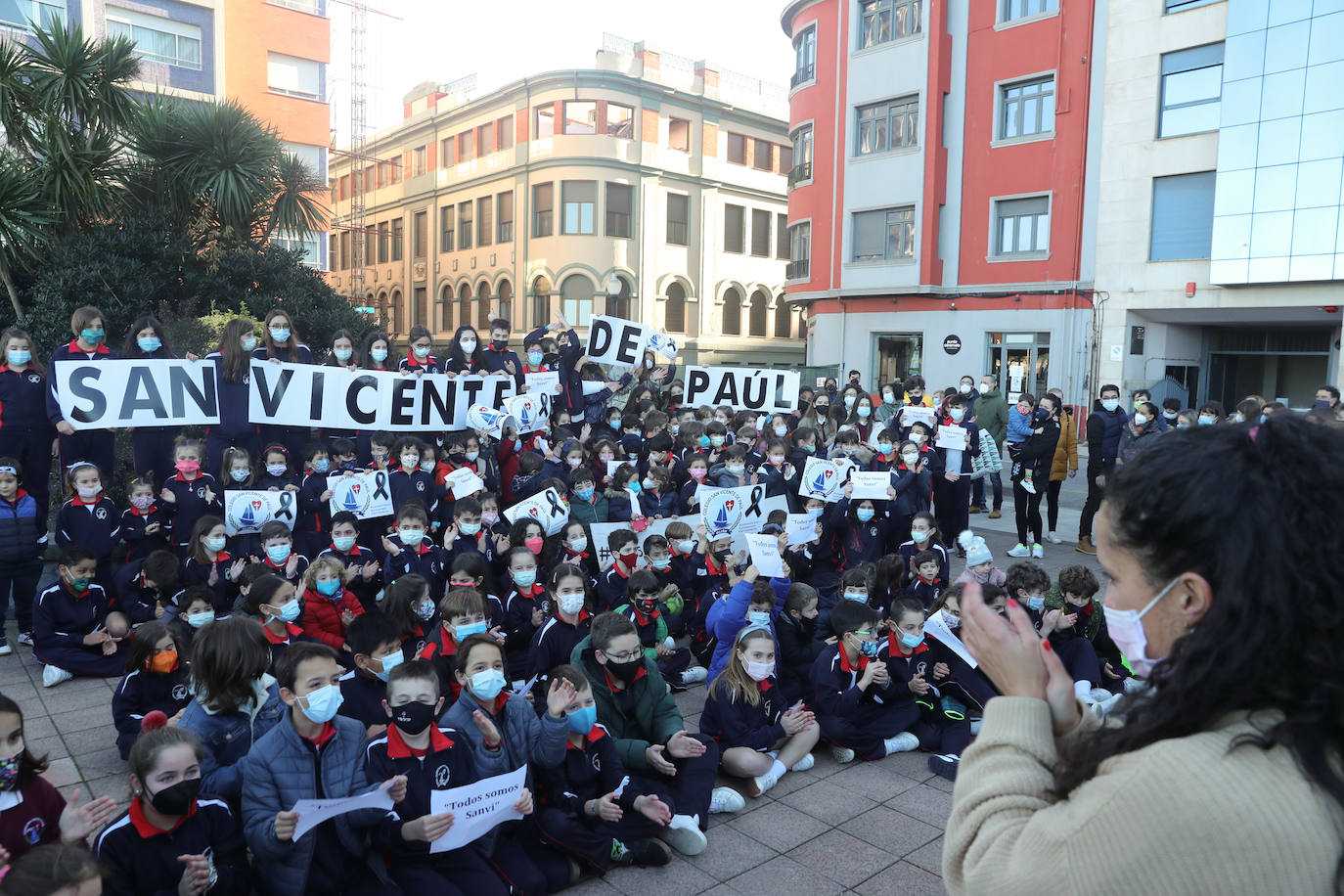 La comunidad educativa del colegio San Vicente de Paúl de Gijón ha reivindicado unida, en un encuentro organizado por EL COMERCIO, una solución urgente para que los alumnos del centro concertado puedan volver a las clases presenciales