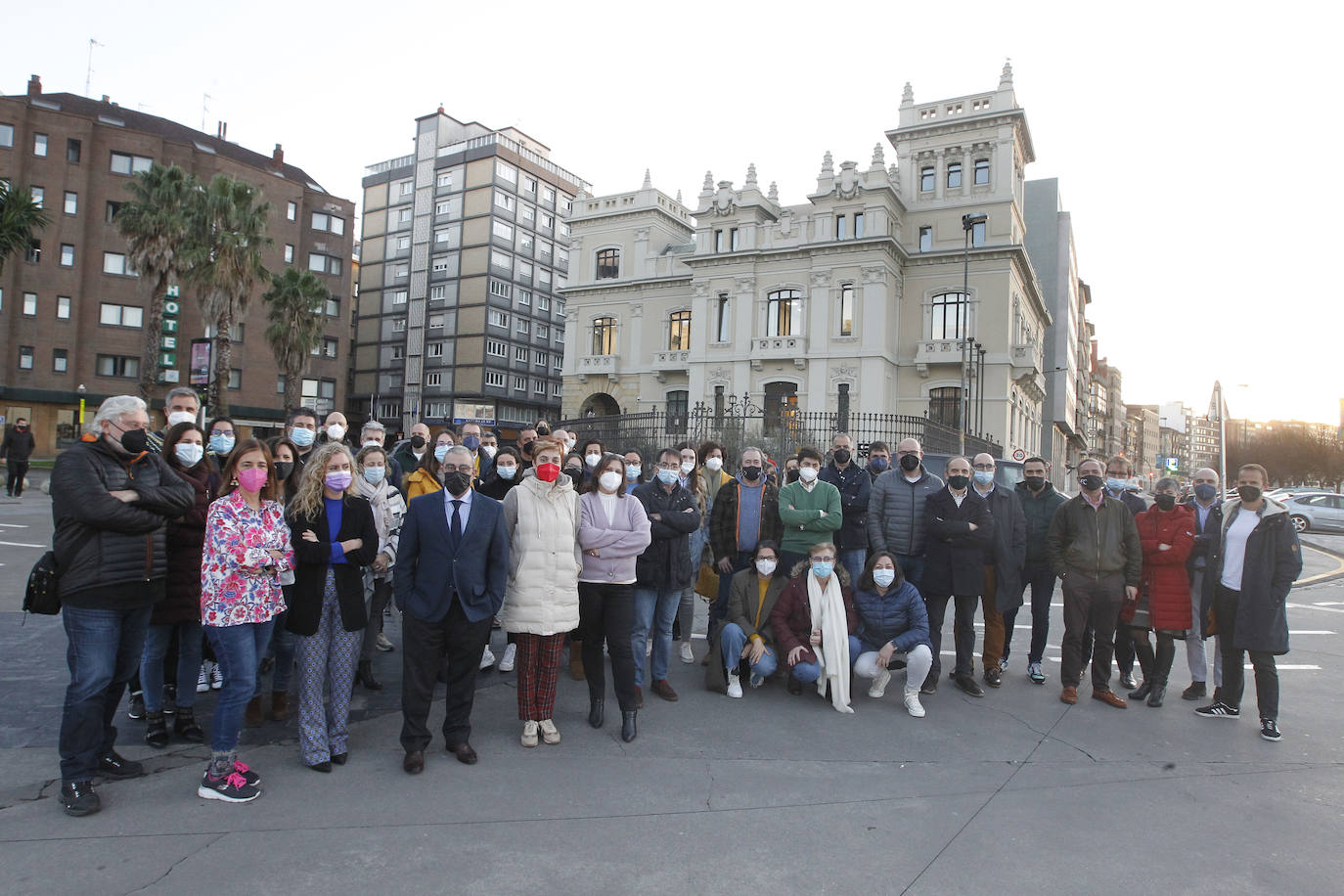 Los profesionales de EL COMERCIO, ante la sede del palacete del Urquijo