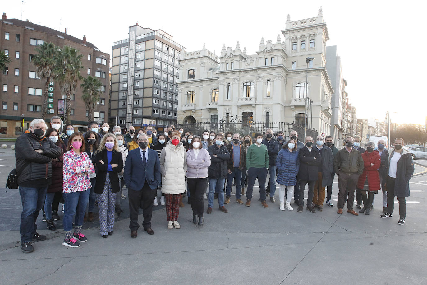 Los profesionales de EL COMERCIO, ante la sede del palacete del Urquijo