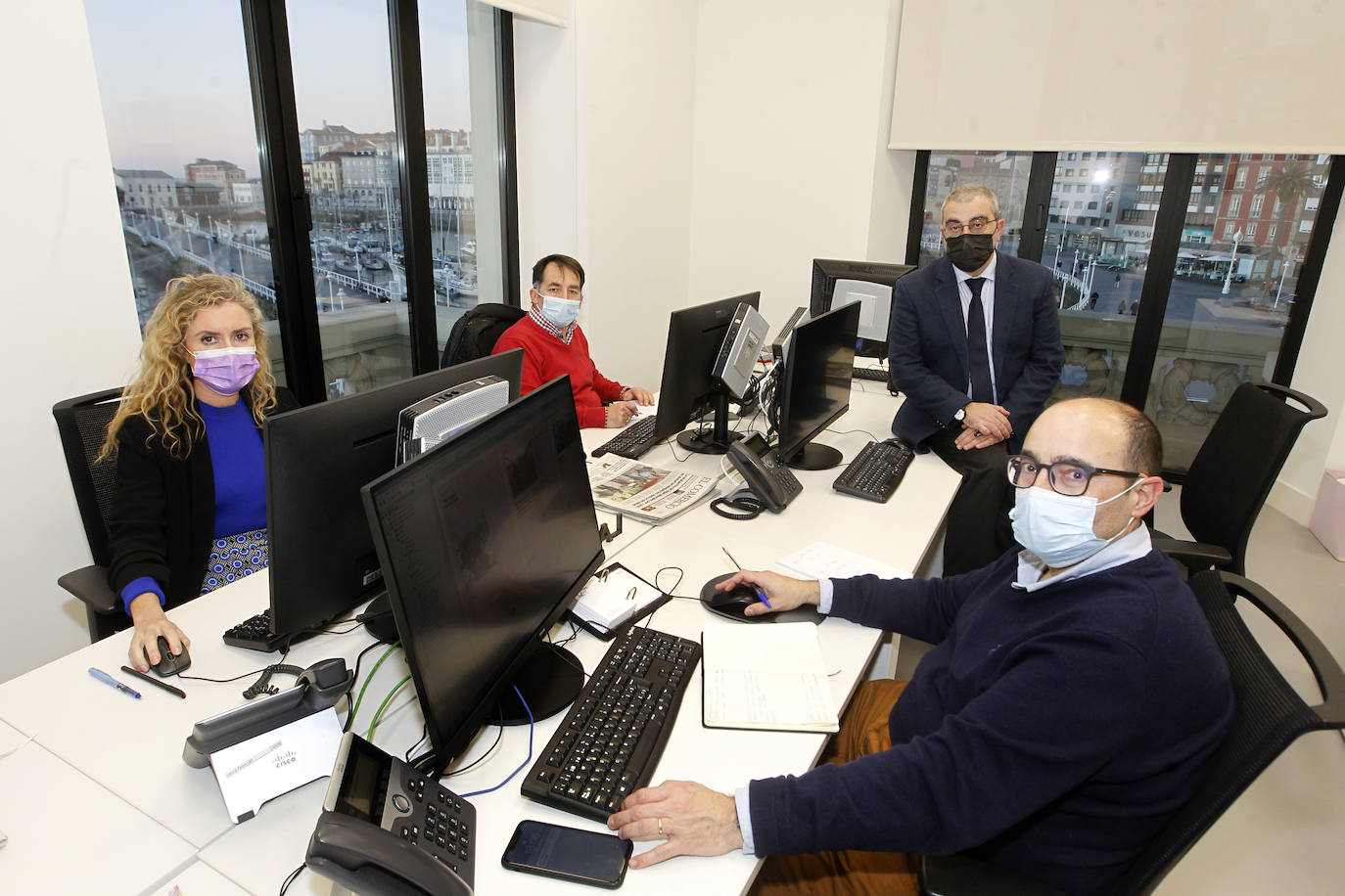 La Mesa de Redacción: Marcelino Gutiérrez, director de EL COMERCIO; Ángel González, director adjunto; Leticia Álvarez, jefa de Información, y Carlos Prieto, jefe de edición