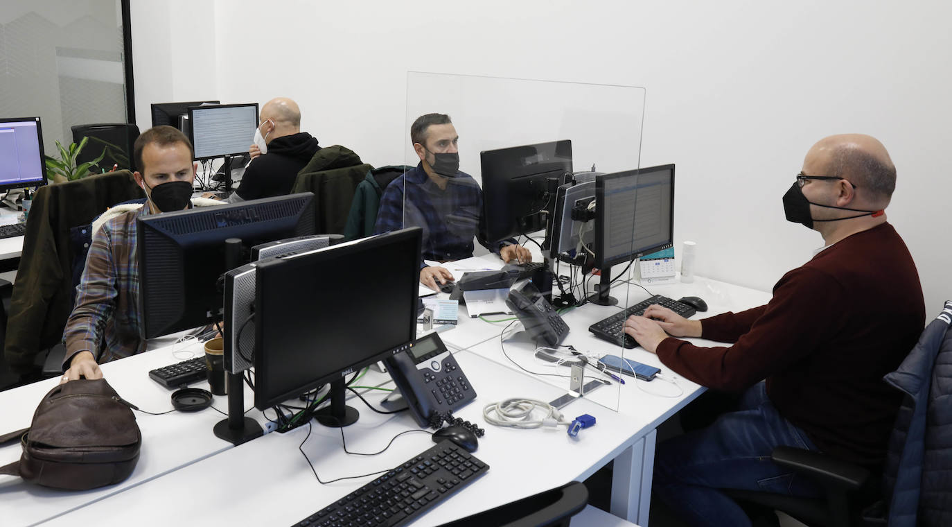 La sección de Deportes: José Ángel García, jefe de área de Deportes; Javier Barrios y Eduardo Alonso