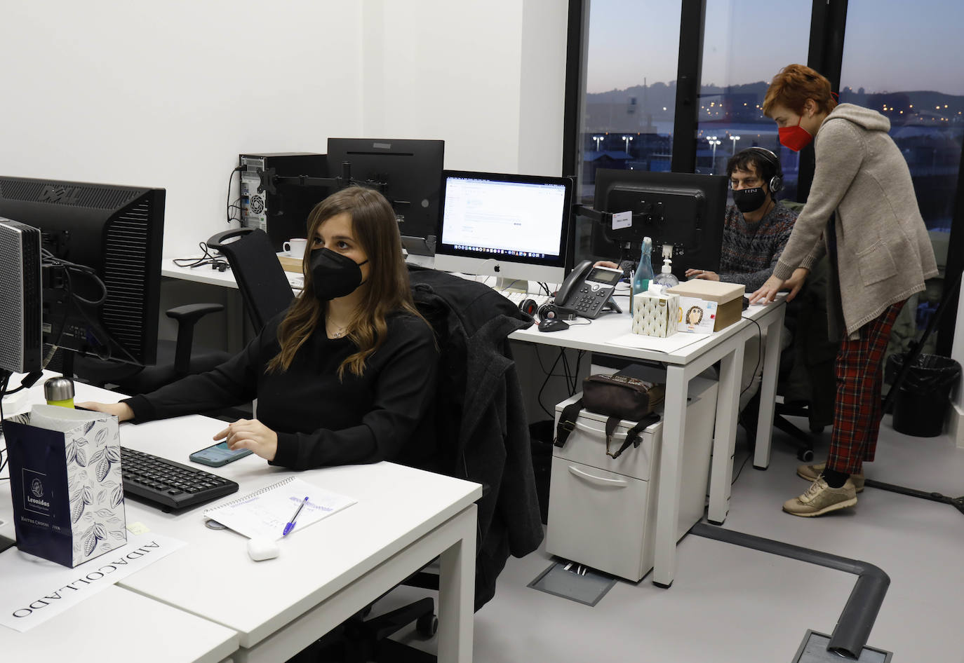 Las secciones de Audiovisual y Cultura comparten redacción: Mónica Yugueros, jefa del área de Audiovisual, y Diego Abejón, y Aida Collado, redactora de Cultura