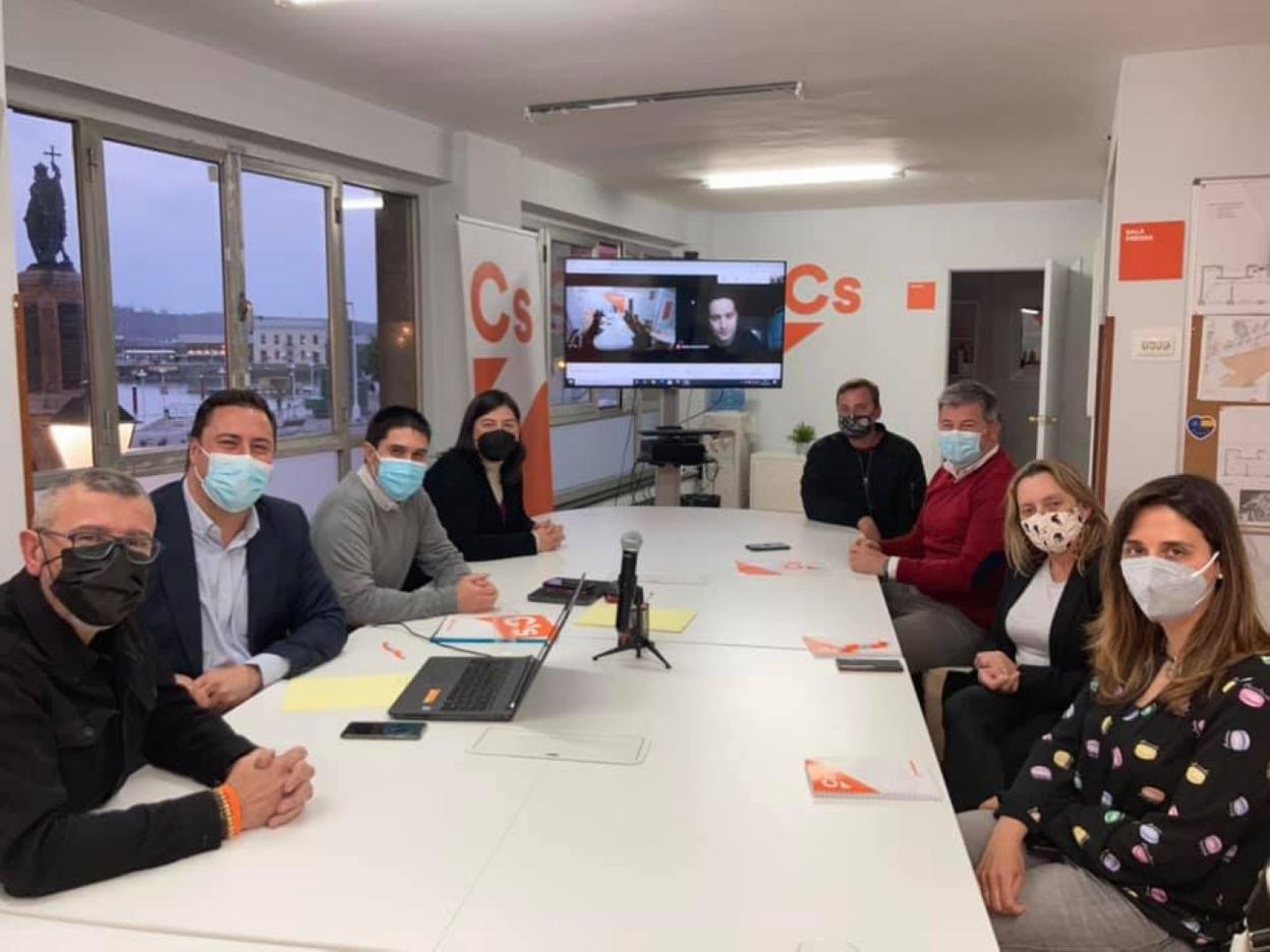 Reunión de trabajo en la sede del partido, con el Muelle al fondo. 