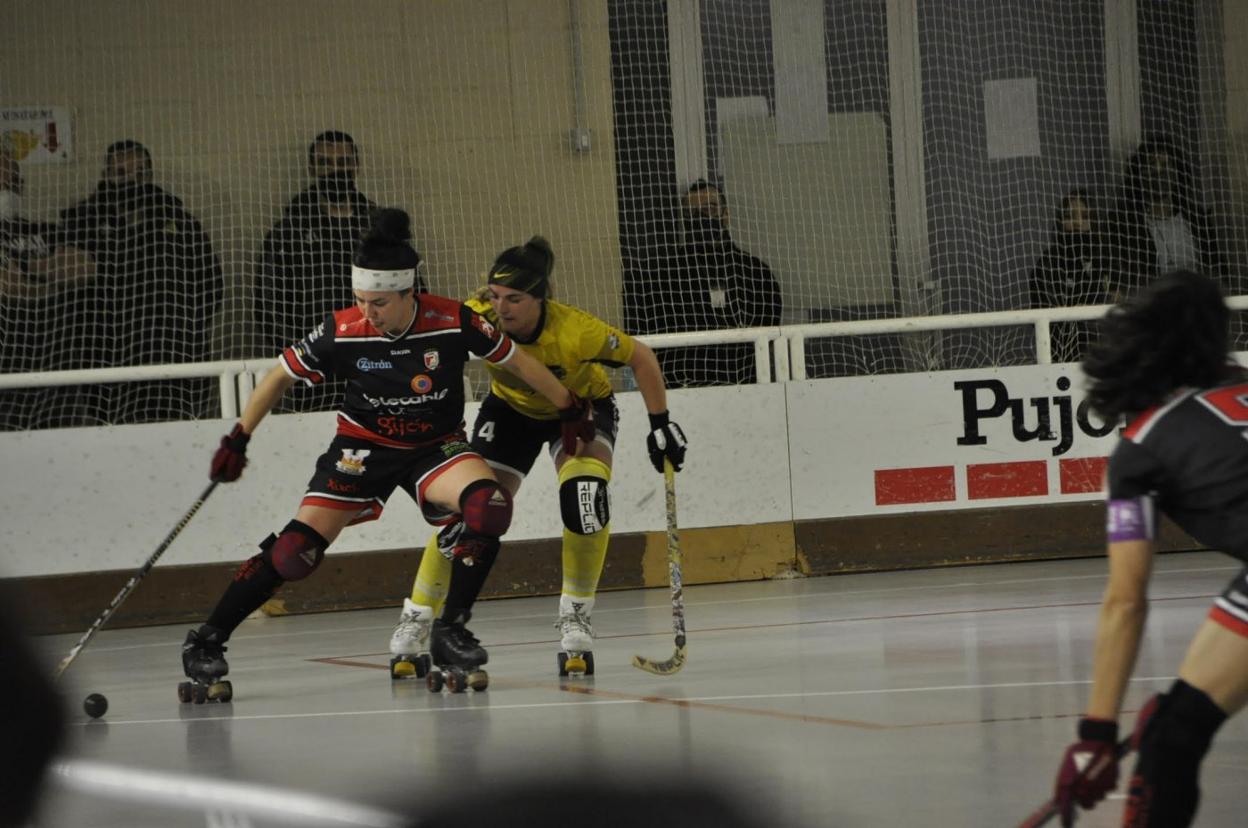 Natasha disputa la bola a Valentina en el partido. 