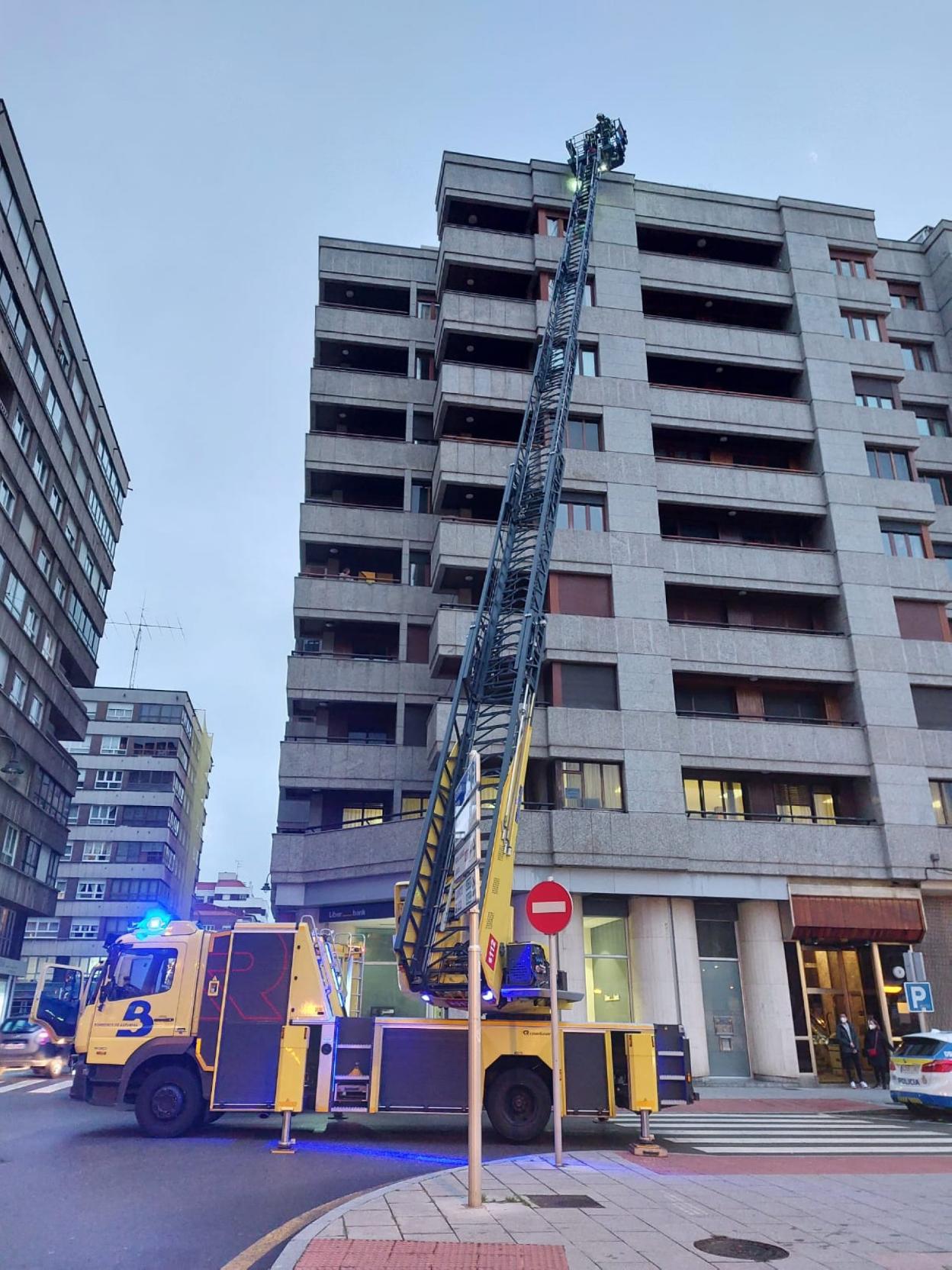 Intervención de los bomberos, ayer, en Orejas Sierra. 