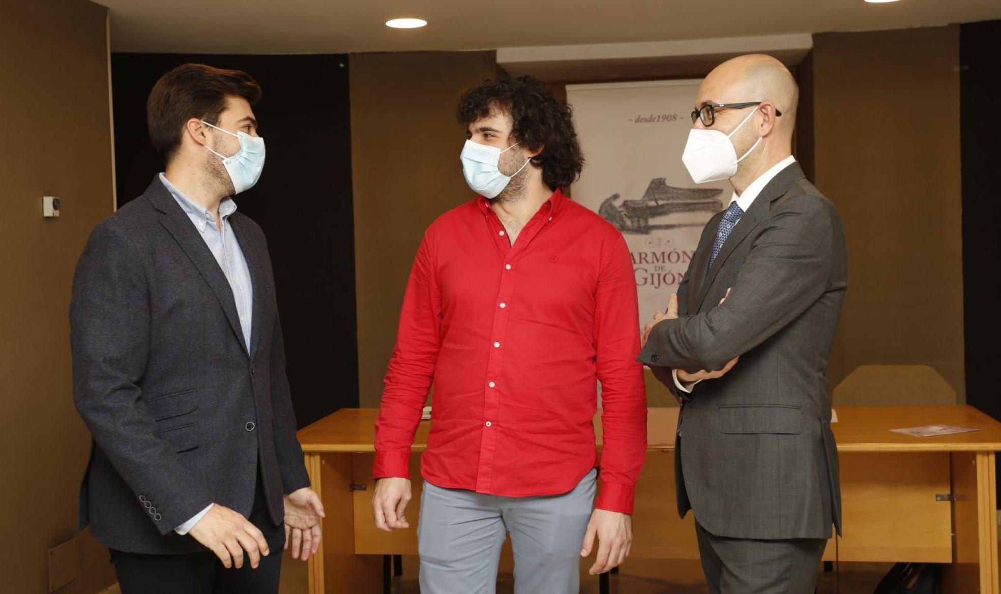 El presidente de la Filarmónica de Gijón, Antonio Hedrera; Martín García y Luis Alberto Fernández, de la Fundación Municipal de Cultura. 