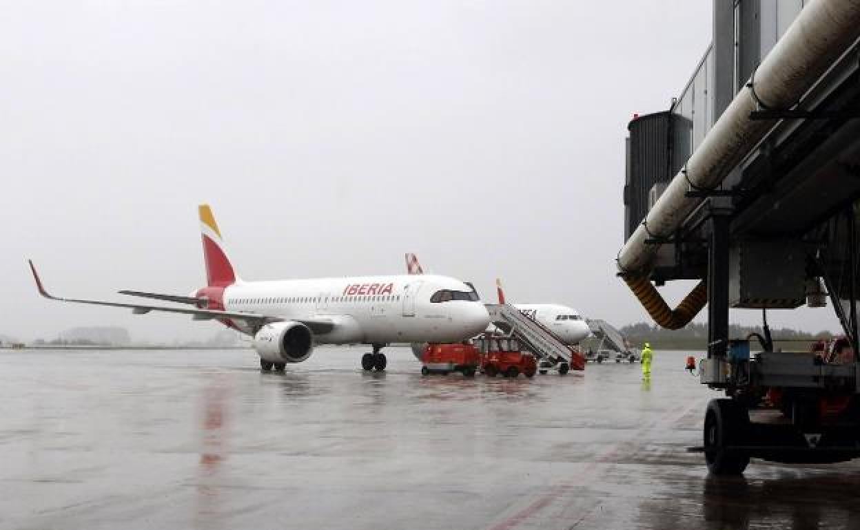 Una aeronave de Iberia y otra de Volotea, estacionadas en la plataforma del aeropuerto de Asturias. 