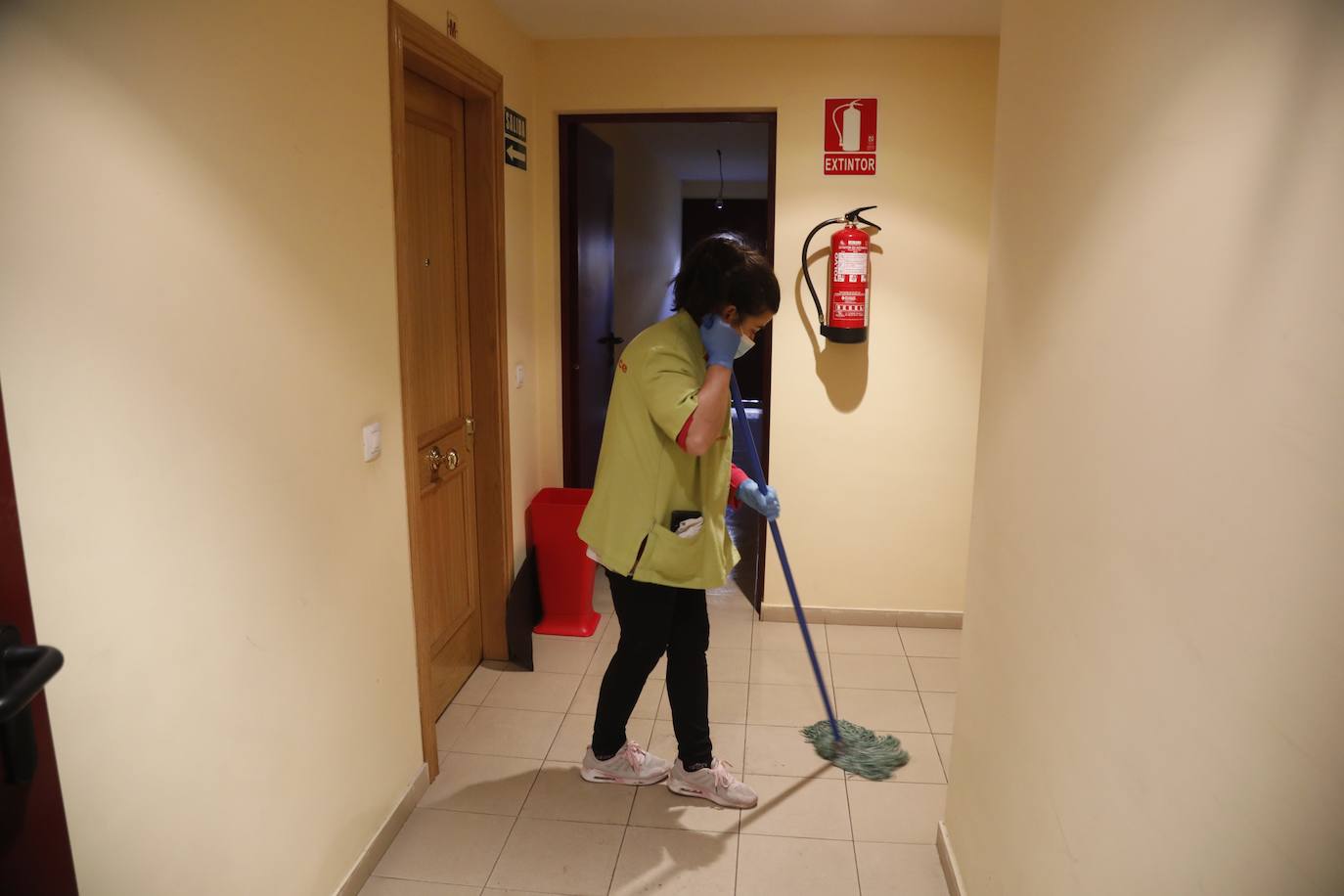 Dos fuegos en cinco días y tres desde el mes de agosto. Con ese balance, los residentes en el inmueble del número 32 de la calle La Unión de la Felguera tienen miedo a que se repita la situación y la tragedia sea aún más grande. La vivienda ha quedado destrozada y era analizada este jueves por la Policía. 
