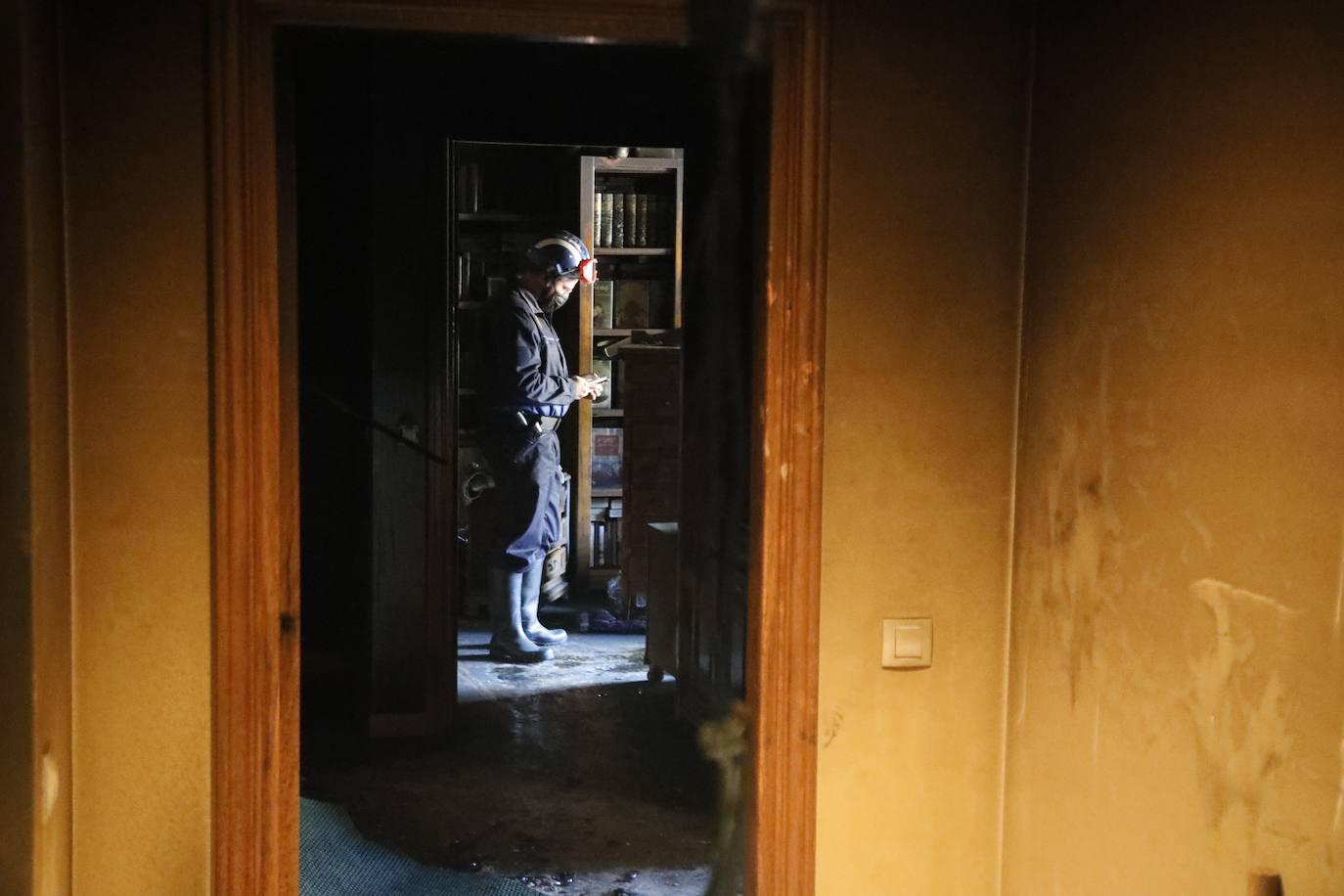 Dos fuegos en cinco días y tres desde el mes de agosto. Con ese balance, los residentes en el inmueble del número 32 de la calle La Unión de la Felguera tienen miedo a que se repita la situación y la tragedia sea aún más grande. La vivienda ha quedado destrozada y era analizada este jueves por la Policía. 