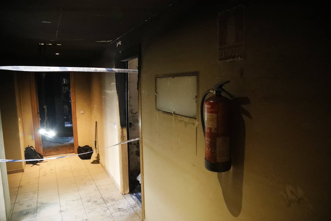 Dos fuegos en cinco días y tres desde el mes de agosto. Con ese balance, los residentes en el inmueble del número 32 de la calle La Unión de la Felguera tienen miedo a que se repita la situación y la tragedia sea aún más grande. La vivienda ha quedado destrozada y era analizada este jueves por la Policía. 