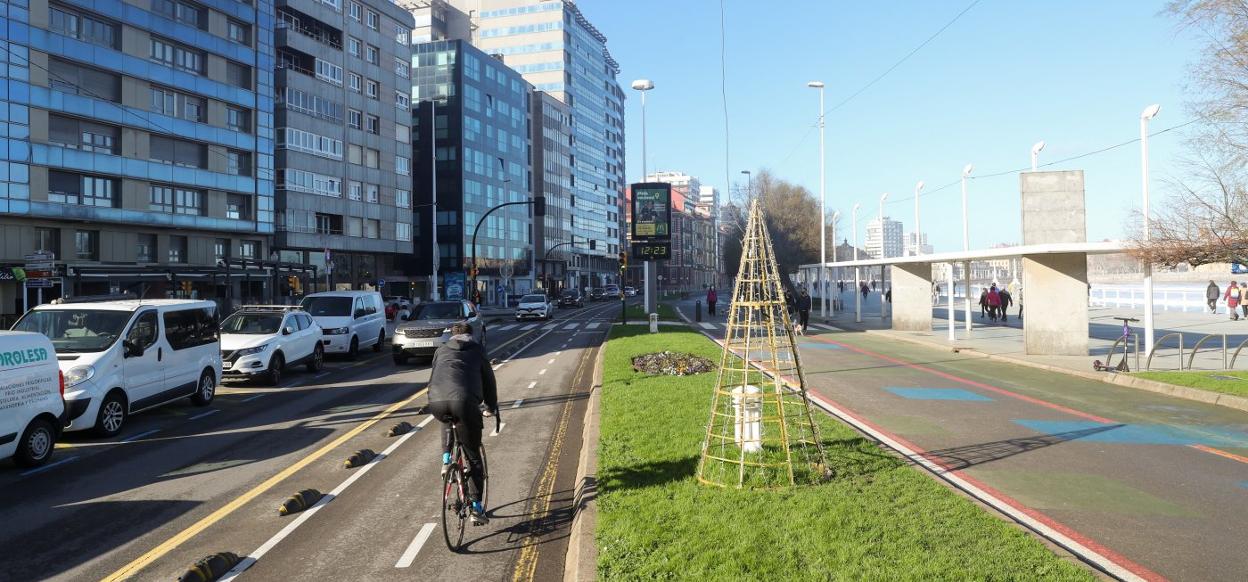 Vista actual de Rufo García Rendueles con su distribución de tráficos, bicicletas y peatones. 
