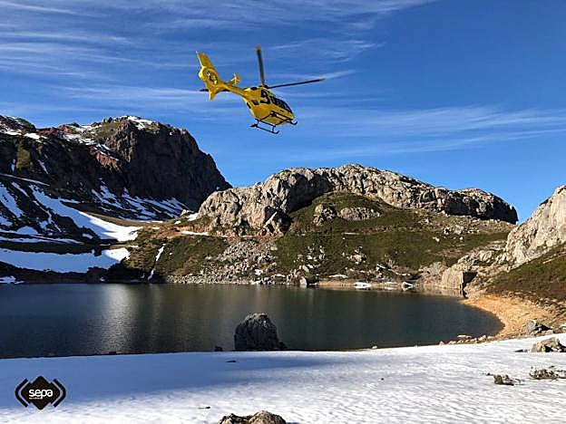 El helicóptero medicalizado de los bomberos de Asturias acudió a La Farrapona para socorrer al joven gallego Izan Garrido. 